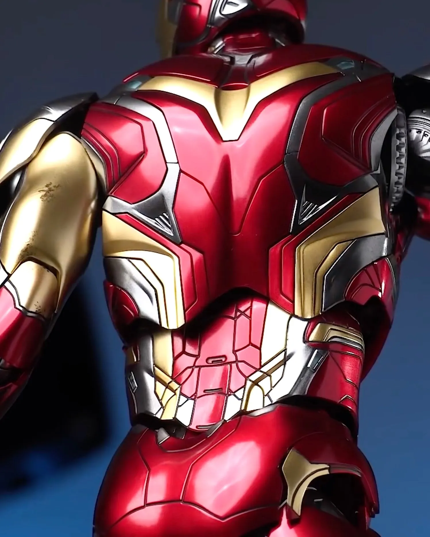 Hot toys MMS528D30 Avengers Endgame Ironman Mark 85 with First Edition Headsculpt